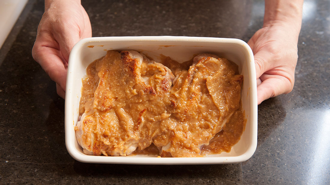 しっとり味噌漬けチキン 味噌床に漬け込む